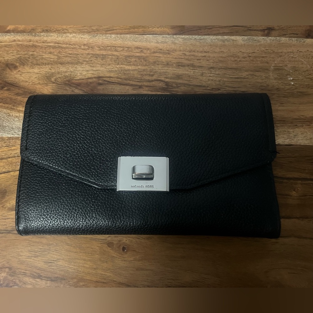 Black Micheal kors wallet! Excellent condition